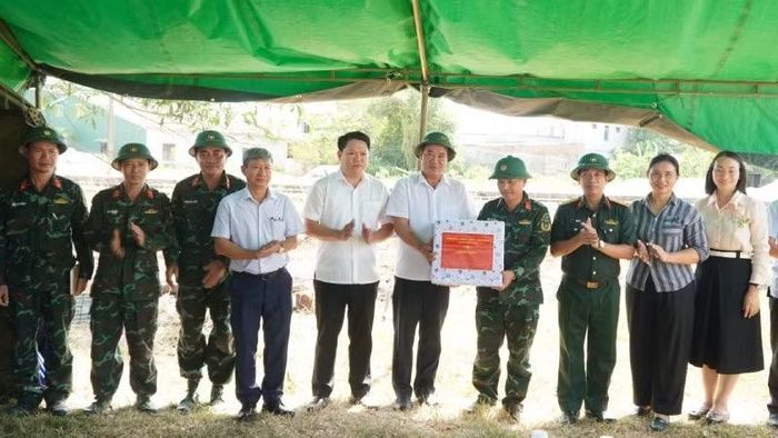 Thay mặt lãnh đạo thành phố, đồng chí Nguyễn Văn Mạnh đã trao quà động viên của Thành ủy, Hội đồng nhân dân, Ủy ban nhân dân và Ủy ban Mặt trận Tổ quốc Việt Nam thành phố Huế đến cán bộ, nhân viên Đội Quy tập 192. (Ảnh: Bộ Chỉ huy Quân sự thành phố Huế)