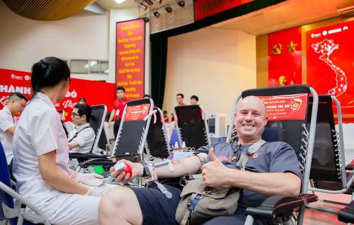 Chương trình còn có sự tham gia của những người bạn quốc tế đang sinh sống, học tập và làm việc tại Việt Nam.