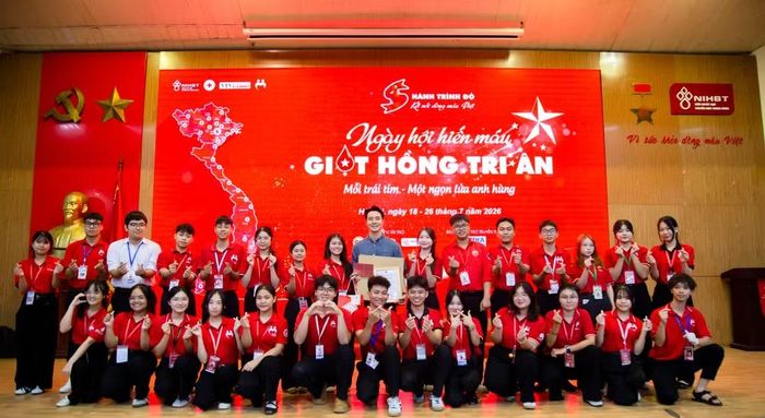 Diễn viên Phùng Đức Hiếu, gương mặt quen thuộc với khán giả qua các bộ phim như: Phố trong làng, Gió ngang qua khoảng trời xanh… dù lịch trình công việc dày đặc vẫn dành thời gian đến viện để tham gia hiến máu.