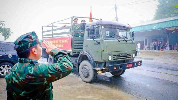 Cán bộ, chiến sĩ Điện Biên thực hiện nghi thức đưa 2 hài cốt liệt sĩ được cất bốc từ đỉnh đèo Pha Đin về Nghĩa trang liệt sĩ Độc Lập.