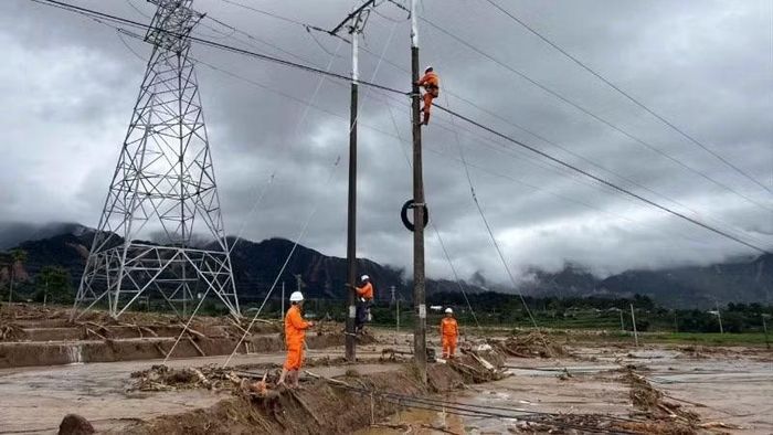 Công nhân Công ty Điện lực Lai Châu nỗ lực khắc phục sự cố cấp điện trở lại cho người dân vùng lũ.