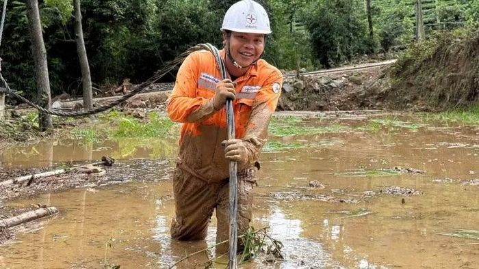 Công nhân Công ty Điện lực Lai Châu nỗ lực khắc phục sự cố vùng lũ để cấp điện lại cho bà con.