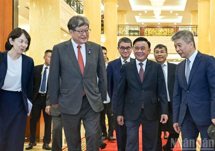 Thường trực Ban Bí thư Trần Cẩm Tú trao đổi với Quyền Tổng Thư ký Đảng Dân chủ Tự do Nhật Bản (LDP) Hagiuda Koichi. (Ảnh: DUY LINH)