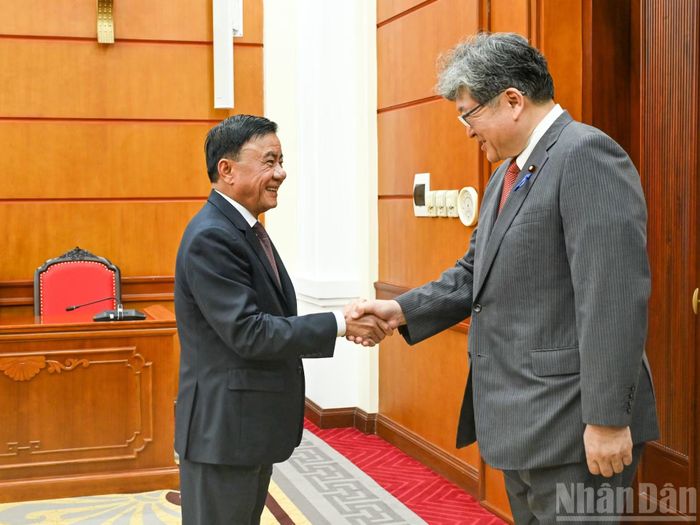 Thường trực Ban Bí thư Trần Cẩm Tú và Quyền Tổng Thư ký Đảng Dân chủ Tự do Nhật Bản (LDP) Hagiuda Koichi. (Ảnh: DUY LINH)