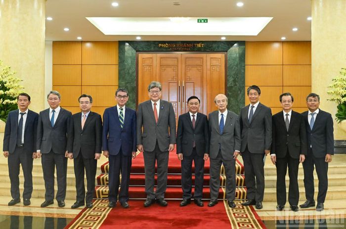 Thường trực Ban Bí thư Trần Cẩm Tú, Quyền Tổng Thư ký Đảng Dân chủ Tự do Nhật Bản (LDP) Hagiuda Koichi với đại biểu hai nước. (Ảnh: DUY LINH)