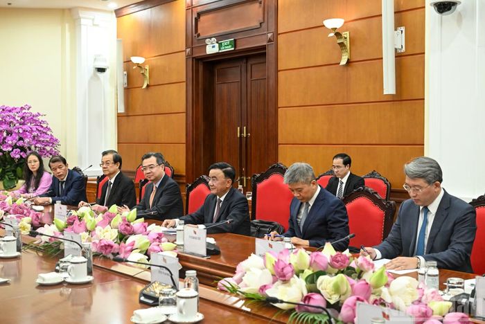 Thường trực Ban Bí thư Trần Cẩm Tú và các đại biểu dự hội đàm. (Ảnh: DUY LINH)