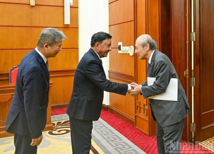 Thường trực Ban Bí thư Trần Cẩm Tú với thành viên đoàn đại biểu cấp cao Đảng Dân chủ Tự do Nhật Bản. (Ảnh: DUY LINH)
