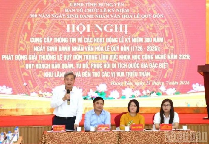 Ông Đỗ Hữu Nhân, Giám đốc Sở Văn hóa, Thể thao và Du lịch tỉnh Hưng Yên trao đổi thông tin với báo chí.