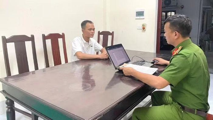 Công an lấy lời khai đối tượng bị bắt giữ. (Ảnh: HẬU HẠNH)