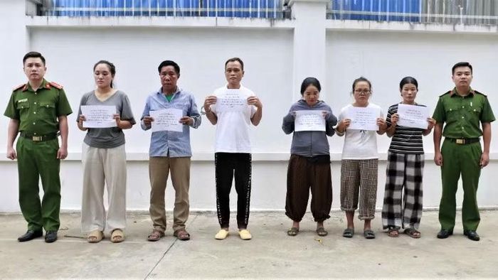 Các đối tượng bị bắt giữ. (Ảnh: HẬU HẠNH)