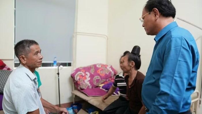 Bí thư Tỉnh ủy Lai Châu thăm, động viên các nạn nhân bị thương do mưa lũ đang phải điều trị tại cơ sở y tế.