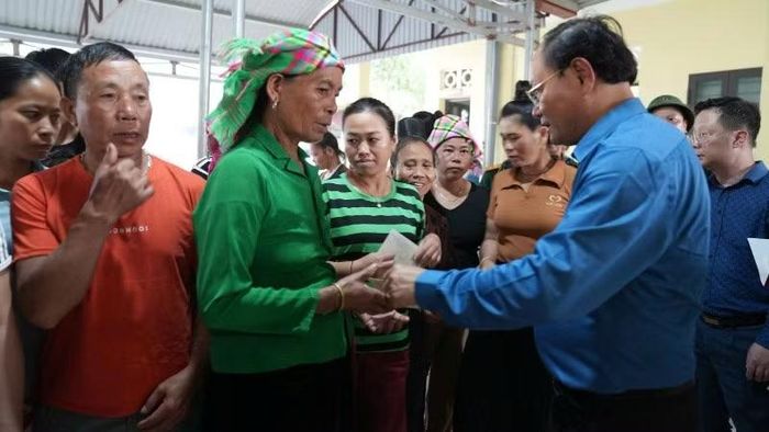 Bí thư Tỉnh ủy Lai Châu thăm hỏi, động viên, tặng quà các gia đình bị thiệt hại do mưa lũ.
