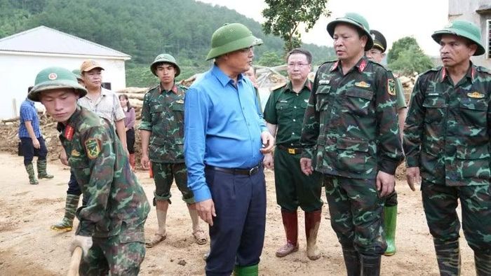 Bí thư Tỉnh ủy Lai Châu kiểm tra, chỉ đạo và động viên các lực lượng đang trực tiếp khắc phục sự cố tại hiện trường vụ lũ quét.