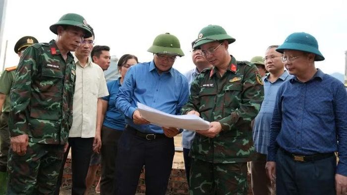 Bí thư Tỉnh ủy Lai Châu kiểm tra việc triển khai xây dựng khu tái định cư cho các hộ dân bị mất nhà do lũ quét.