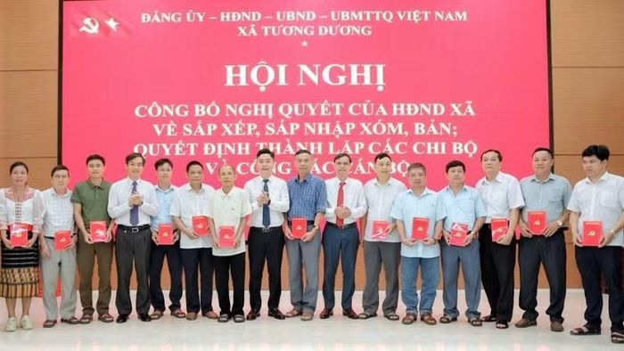 Xã Tương Dương, tỉnh Nghệ An công bố quyết định thành lập các Chi bộ và trao quyết định cán bộ xóm, bản sau sắp xếp.