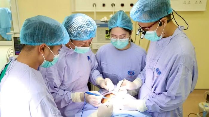 Ê-kíp bác sĩ Bệnh viện K thực hiện phẫu thuật cho bệnh nhân. (Ảnh minh họa: THÁI HÀ)