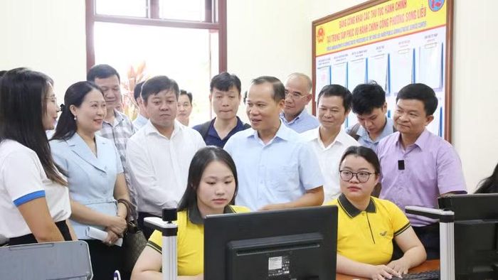 Đồng chí Mai Sơn, Phó Chủ tịch Thường trực Ủy ban nhân dân tỉnh Bắc Ninh kiểm tra việc vận hành thử nghiệm mô hình “Trợ lý nhân dân” tại phường Song Liễu.