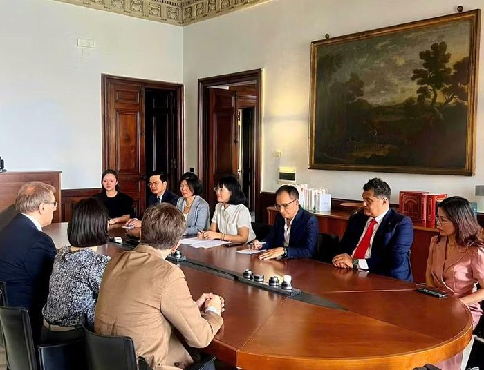 Quang cảnh buổi làm việc giữa Đoàn công tác của Đại sứ quán Việt Nam với lãnh đạo Trường đại học Phương Đông Napoli. (Ảnh: Đại sứ quán Việt Nam tại Italia cung cấp)