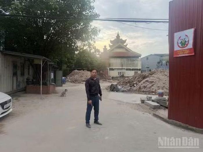 Ông Trần Minh Quang, người dân và phật tử chùa Tứ Kỳ làm chứng việc cắm mốc đúng bản vẽ của Dự án mở rộng Quốc lộ 1A không ảnh hưởng tới di tích đình, chùa Tứ Kỳ.