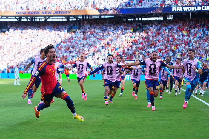 Khoảnh khắc các cầu thủ Tây Ban Nha ăn mừng bàn thắng của Ferran Torres trong trận thắng Argentina 1-0. Ảnh: AP