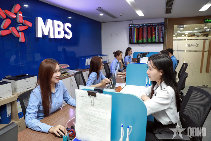 Khách hàng giao dịch tại Công ty Cổ phần Chứng khoán MB (MBS). Ảnh: THANH NGA