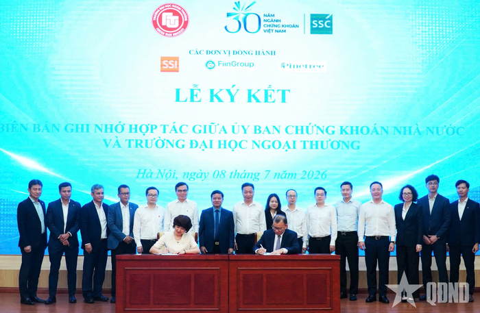 Lễ ký Biên bản ghi nhớ hợp tác giữa Ủy ban Chứng khoán Nhà nước với Trường Đại học Ngoại thương. Ảnh: THU TRANG