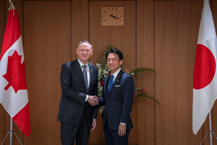 Bộ trưởng Quốc phòng Canada David McGuinty và người đồng cấp Nhật Bản Koizumi Shinjiro trong cuộc gặp ở Tokyo, tháng 6-2026. Ảnh: Getty Images