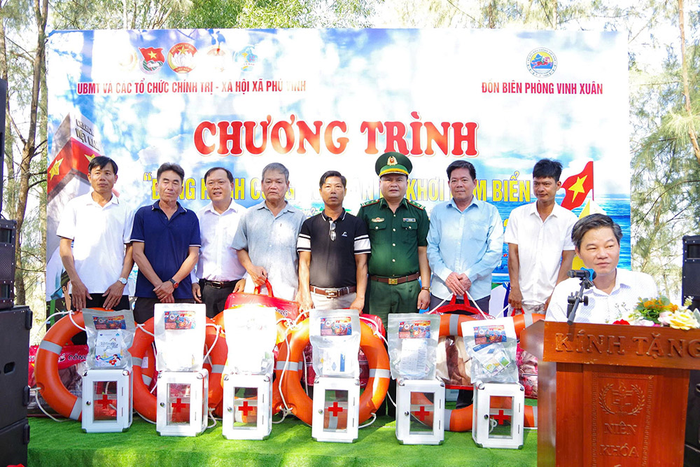 Cán bộ Đồn Biên phòng Vinh Xuân trao quà tặng ngư dân.
