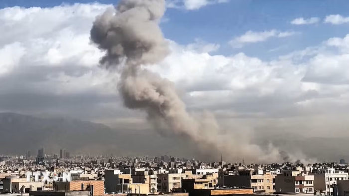 Khói bốc lên sau các vụ không kích của lực lượng Mỹ - Israel nhằm vào các mục tiêu ở Tehran, Iran. Ảnh: TTXVN