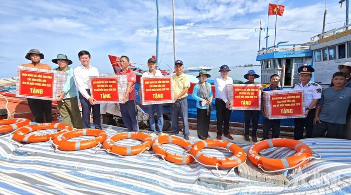 Đoàn công tác tặng quà các ngư dân tại khu neo đậu tàu thuyền An Hải, đặc khu Lý Sơn.