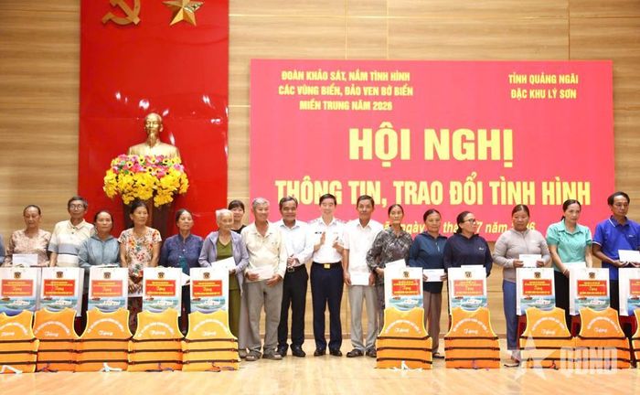 Trung tướng Bùi Quốc Oai cùng lãnh đạo tỉnh Quảng Ngãi tặng quà các gia đình chính sách, ngư dân có hoàn cảnh khó khăn ở đặc khu Lý Sơn (Quảng Ngãi).