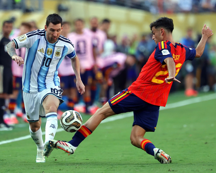 Tây Ban Nha đã cắt đứt mọi đường chuyền đến Lionel Messi, khiến anh gặp khó khăn trong việc tìm kiếm khoảng trống. Ảnh: The Guardian
