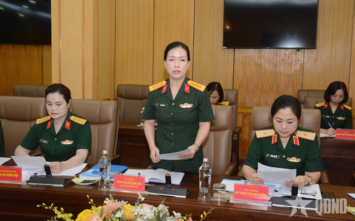 Đại tá Phan Ái Xuân trình bày báo cáo tại hội nghị.
