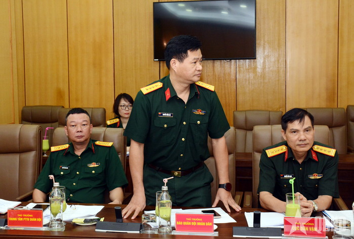 Đại tá Nguyễn Hồng Hải, Phó tổng biên tập Báo Quân đội nhân dân phát biểu tại hội nghị.