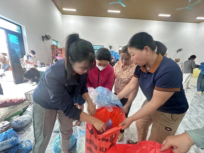 Các đoàn thiện nguyện trao quà tặng người dân vùng lũ xã Mường Than, tỉnh Lai Châu - nơi hứng chịu thiệt hại nặng nề nhất đợt mưa lũ vừa qua. Ảnh: Báo Nông nghiệp và Môi trường