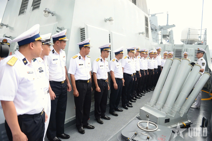 Đoàn cán bộ, sĩ quan, thủy thủ Hải quân nhân dân Việt Nam sang thăm Tàu 627 - Ân Thi, Hạm đội Nam Hải, Hải quân Quân Giải phóng nhân dân Trung Quốc.