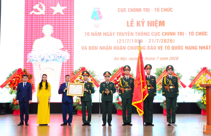 Thừa ủy quyền của Chủ tịch nước, Trung tướng Vũ Ngọc Thiềm trao Huân chương Bảo vệ Tổ quốc hạng Nhất tặng Cục Chính trị - Tổ chức.