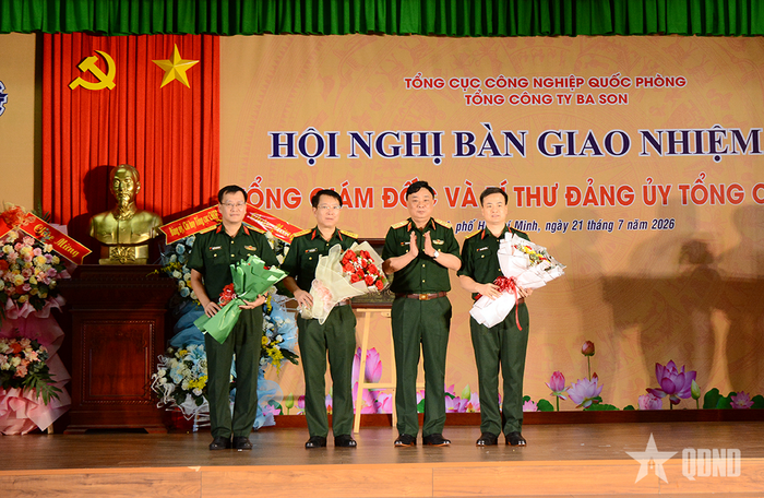 Trung tướng Hồ Quang Tuấn chúc mừng các đồng chí được bổ nhiệm giữ cương vị công tác mới.