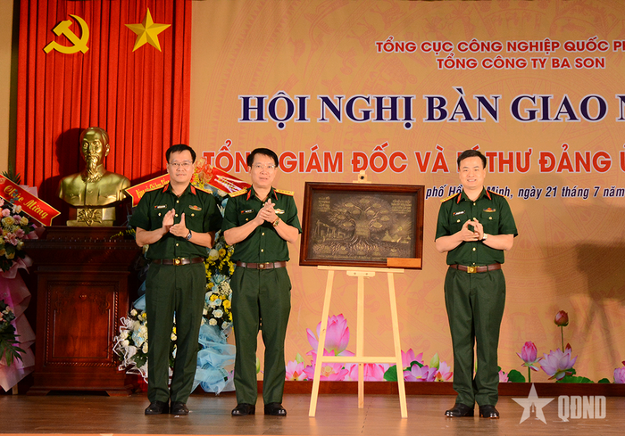 Đại tá Mai Quốc Trưởng tặng quà lưu niệm Tổng công ty Ba Son.