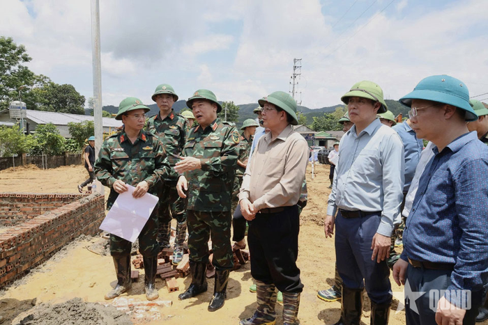 Phó thủ tướng Chính phủ Hồ Quốc Dũng và đoàn công tác kiểm tra công tác xây dựng khu tái định cư tại bản Sân Bay, xã Mường Than.