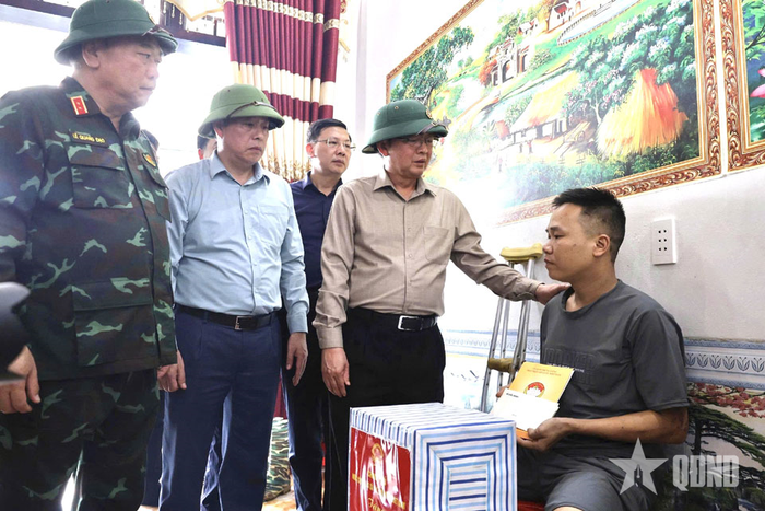 Phó thủ tướng Chính phủ Hồ Quốc Dũng ân cần thăm hỏi, chia sẻ mất mát với người dân xã Mường Than.