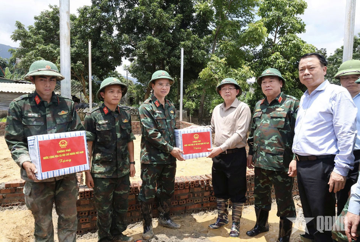 Phó thủ tướng Chính phủ Hồ Quốc Dũng thăm, động viên lực lượng xây dựng khu tái định cư ở bản Sân Bay, xã Mường Than.