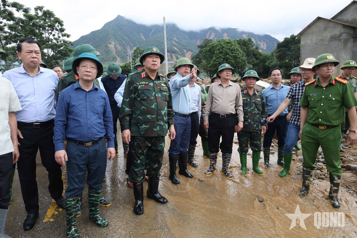 Phó thủ tướng Chính phủ Hồ Quốc Dũng đi kiểm tra thực tế tại các vị trí bị thiệt hại, ảnh hưởng do thiên tai.