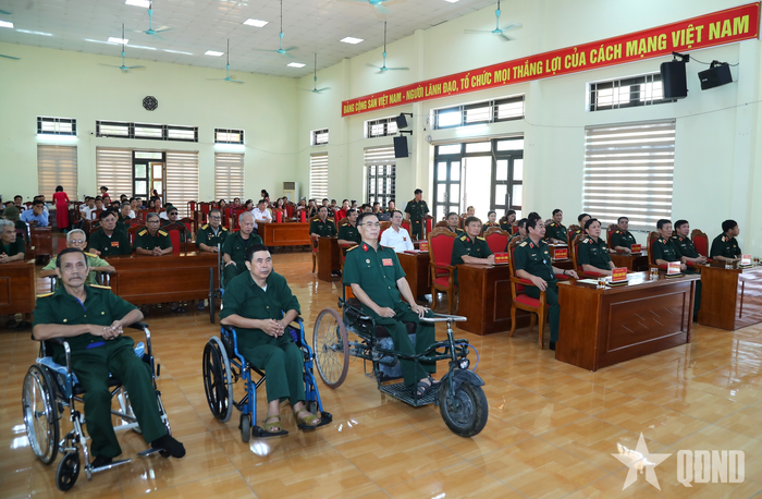 Các đại biểu dự buổi thăm, tặng quà.
