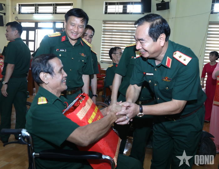Trung tướng Trương Mạnh Dũng thăm hỏi, tặng quà các đồng chí thương binh, bệnh binh Trung tâm Điều dưỡng người có công tỉnh Phú Thọ.