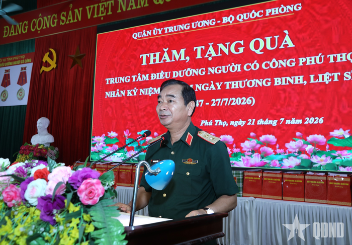 Trung tướng Trương Mạnh Dũng phát biểu tại Trung tâm Điều dưỡng người có công tỉnh Phú Thọ.