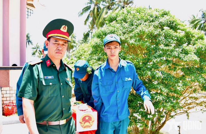 Đại tá Võ Tấn Tài, Chính ủy Bộ CHQS tỉnh Gia Lai và chiến sĩ dân quân đưa liệt sĩ về nơi an táng.