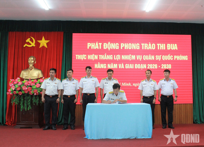  Đại diện các cơ quan, đơn vị ký kết giao ước thi đua.