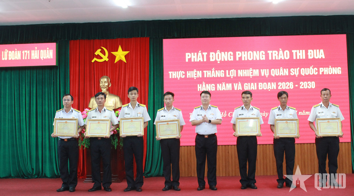 Trao thưởng các tập thể, cá nhân có thành tích xuất sắc trong các phong trào thi đua trước đó.