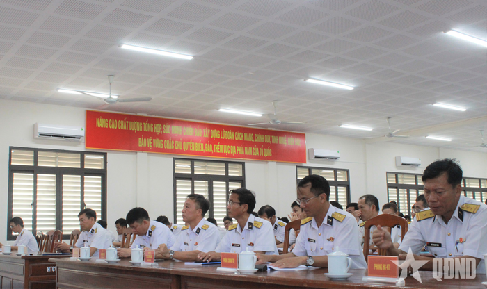  Các đại biểu tham dự buổi phát động thi đua. 
